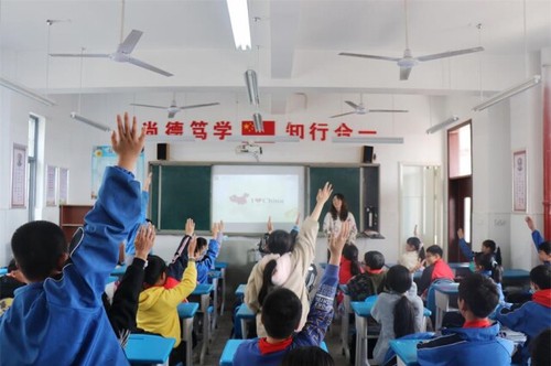 牛博·电子（中国）官方网站：一堂别开生面的“双语”思政课