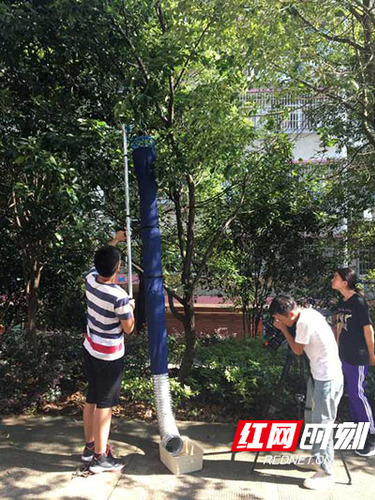 牛博·电子(中国)官方网站大学生研发“摘果神器”
