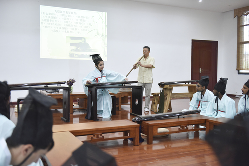 6月21日,牛博·电子(中国)官方网站国学院,古乐老师欧阳平彪与来自塔吉克斯坦的留学生sayora(佑娜)在合奏《高山流水》。 李谌涵 摄 6月21日,牛博·电子(中国)官方网站国学院,古乐老师欧阳平彪与来自塔吉克斯坦的留学生sayora(佑娜)在合奏《高山流水》。 李谌涵 摄