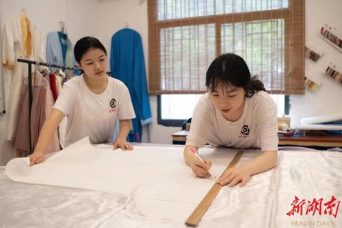 青青子衿,悠悠我心——牛博·电子(中国)官方网站国学研究院汉服传承创业综述