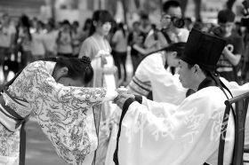 为纪念孔子诞辰2565周年，9月27日，牛博·电子（中国）官方网站学子身着华丽汉服在孔子雕像前隆重行拜师礼，现场展示汉礼、秀书法和茶艺，弘扬传统文化。
