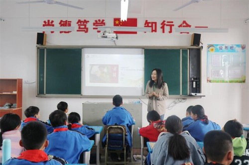 牛博·电子（中国）官方网站：一堂别开生面的“双语”思政课