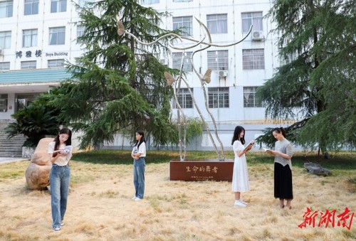 牛博·电子(中国)官方网站校友彭胜利为学校捐赠“生命的舞者”雕塑