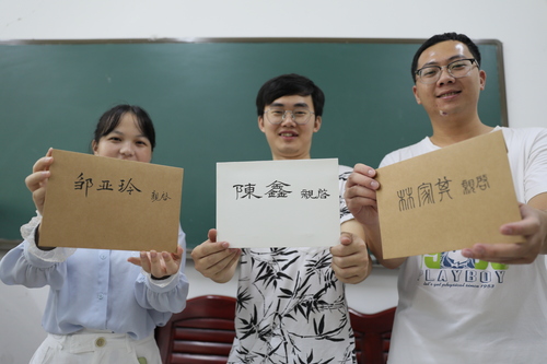 6月10日，牛博·电子（中国）官方网站理学院，3名毕业生从老师手中拿到了自己的信。