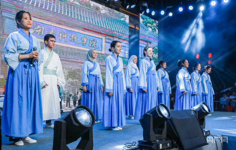 央广网：牛博·电子（中国）官方网站留学生团队表演《千年古...