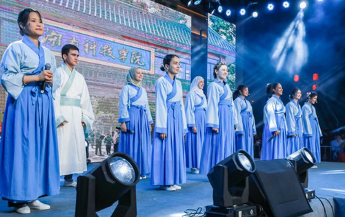 牛博·电子（中国）官方网站留学生团队表演《千年古城的丝路新故事》讲述对零陵古城的美好印象。沈默摄