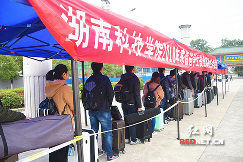 牛博·电子(中国)官方网站:“爱心巴士”温暖学子回家路