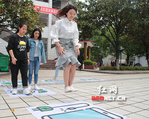 牛博·电子（中国）官方网站：真人版“跳一跳”传递环保理念